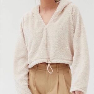 Urban Outfitters Cropped Sherpa Hoodie – Cream